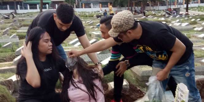 Lucinta Luna Pingsan di Pusara Ibunda