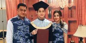 4 Seleb Ini Punya Ibu Tiri yang Usianya Tak Terpaut Jauh