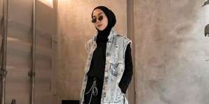 Paduan Vest Denim Jadikan Style Hijab Makin Cool