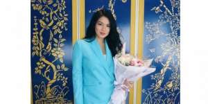Tampil Classy dengan Blazer Biru ke Kantor ala Titi Kamal