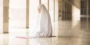 Kondisi yang Membolehkan Lewat di Depan Orang Sholat