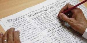 Wow! 91 Tahun Koran Ini Bertahan dengan Tulisan Tangan