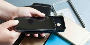 Waspada, Bahaya Mengintai di Balik Casing Ponsel