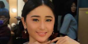 Dewi Perssik Tampil Berdaster, Wajah Polosnya Bikin Pangling!