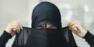 Saudi Geger, Pejabat Wanita Lepas Cadar di Depan Umum