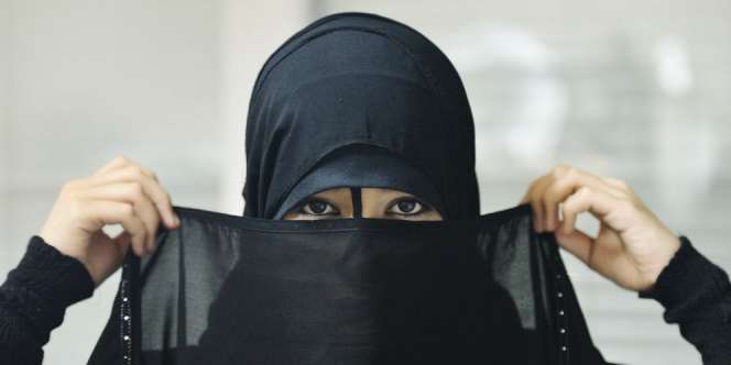 Saudi Geger, Pejabat Wanita Lepas Cadar di Depan Umum