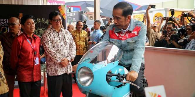 Gaya Biker Jokowi Tunggangi Motor Custom Gibran