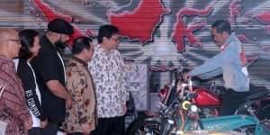 Berjaket Denim Lagi, Jokowi Keliling Pameran IIMS 2018