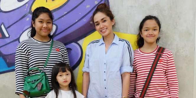 Kompaknya Putri-putri Cantik Ussy Kenakan Tas Bermerek