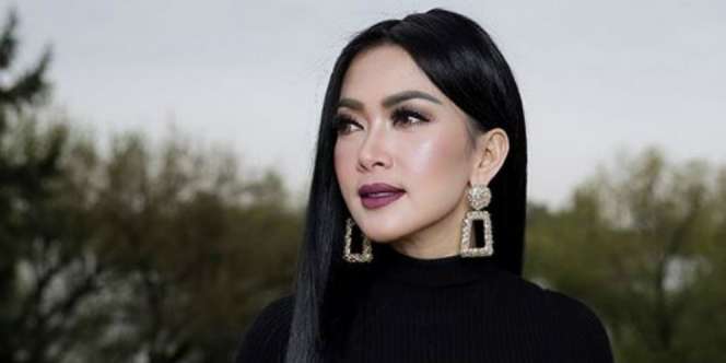 Tampil Cetar di Rumania, Jaket Bulu Syahrini Asli?