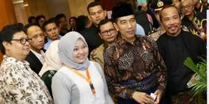 Pakai Sarung dan Peci, Jokowi Dukung Busana Muslim Mendunia