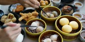 Misteri Ketukan Dua Jari di Meja Restoran Dim Sum