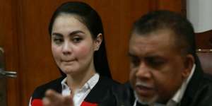 Tubuh Jennifer Dunn Lebih Berisi dan Perut Buncit, Hamil?