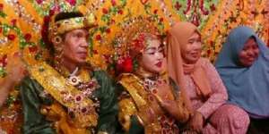 So Sweet! Kisah Asmara Pria Paruh Baya Nikahi Gadis 17 Tahun