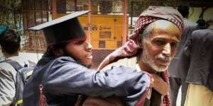 Ayah Gendong Anaknya ke Tempat Wisuda, Bikin Air Mata Meleleh