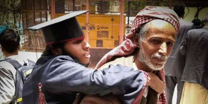 Ayah Gendong Anaknya ke Tempat Wisuda, Bikin Air Mata Meleleh
