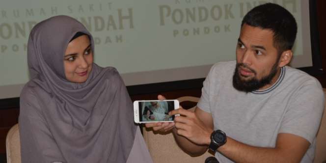 Teuku Wisnu Naik Ojek Demi Temani Istri Melahirkan