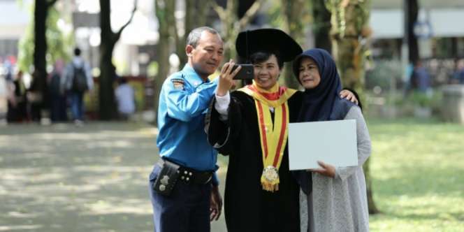 Perjuangan Keras Satpam Dibayar Gelar Doktor Anaknya
