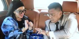 5 Seleb Pria yang Gemar Pamer Perhiasan