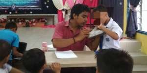 Aksi Guru SD Borong Sepatu untuk 55 Muridnya Menuai Pujian