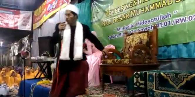 Ustaz Ini Tiba-tiba Melompat Kaget Saat Ceramah, Ada Apa?