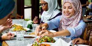 Dua Tangan Dipakai untuk Makan Minum, Bolehkah?