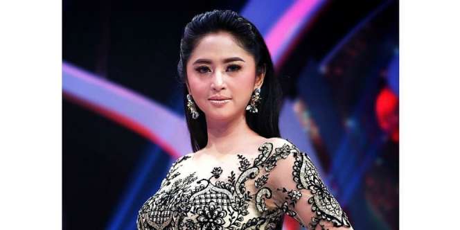 Terlalu Semangat, Aksi Joget Dewi Perssik Jadi Sorotan