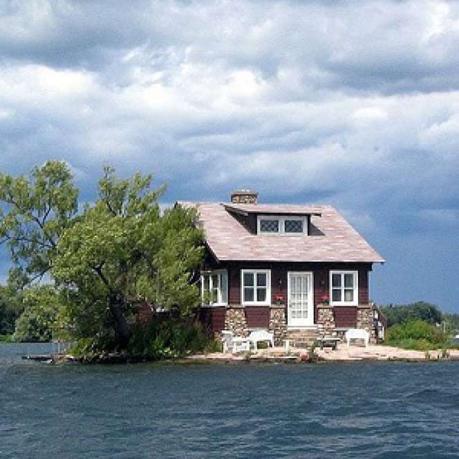 Wow! Rumah Ini Berdiri di Atas Pulau Terkecil di Dunia