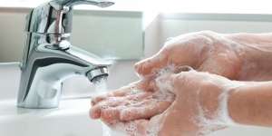 Lebih Baik Cuci Tangan Pakai Sabun atau Hand Sanitizer?