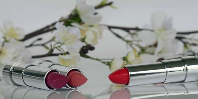 Triks Memakai Lipstik Nude Tanpa Membuat Wajah Terlihat Pucat