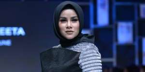 Mengintip Elegansi Para Selebritis Jadi Muse Busana Muslim