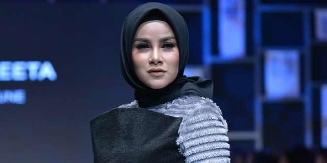 Mengintip Elegansi Para Selebritis Jadi Muse Busana Muslim