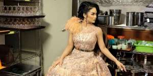 Penampilan Berkelas dan Glamor Krisdayanti di Dapur