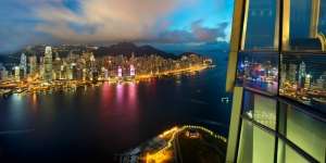 Sholat di 'Angkasa' Hong Kong