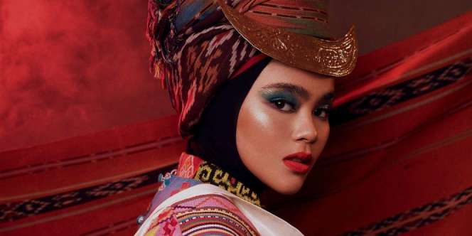 Berbusana Adat, Artis Berhijab Ini Tampil Anggun dan Manglingi