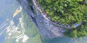 4 Jembatan Kaca di China Bikin Jantung Mau Copot!