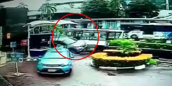 Detik-detik HRV Dihajar Kopaja di Rasuna Said 