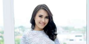Bergaun Hijau, Ayu Ting Ting Disebut Mirip Bintang Bollywood