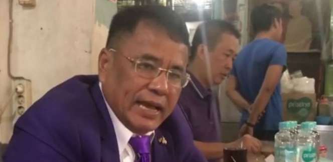 Punya Sepatu Mirip Farhat Abbas, Ini Reaksi Lucu Hotman Paris