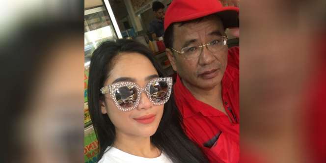 Gaya Hotman Goyang dengan Biduan Dangdut