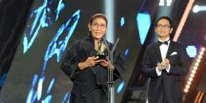 Susi Pudjiastuti Tampil Anggun di Indonesia Choice Awards 2018