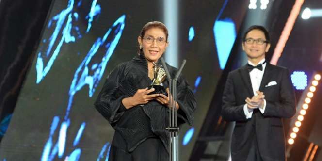 Susi Pudjiastuti Tampil Anggun di Indonesia Choice Awards 2018