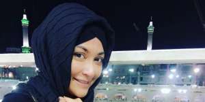 Berhijab Pasca Umrah, Virnie Ismail Resmi Berhijrah?