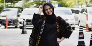 Zee Zee Shahab Masih Pikir-Pikir Beli Fashion Branded