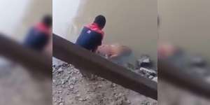 Pria Mengambang di Sungai, Pas Disentuh Terjadi Hal Mengerikan