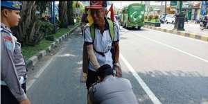 Viral Polisi Nangis dan Sungkem Si Kakek, Alasannya Bikin Haru
