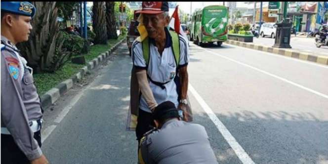 Viral Polisi Nangis dan Sungkem Si Kakek, Alasannya Bikin Haru