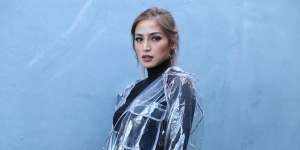 Sepatu Jessica Iskandar Jadi Sorotan, Ternyata Lokal Punya...