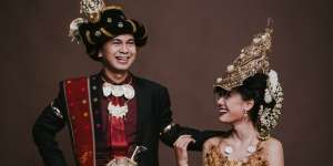 Pakai Baju Adat, Intip Prewedd Raditya Dika dan Annisa Aziza