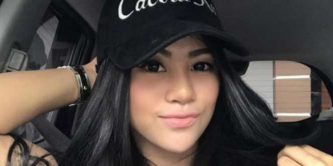 Pedangdut Cantik Digigit Ular Piaraan Lucky Hakim